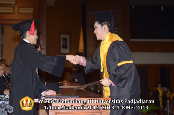 wisuda-unpad-gel-iii-ta-2012_2013-fakultas-hukum-oleh-dekan-048