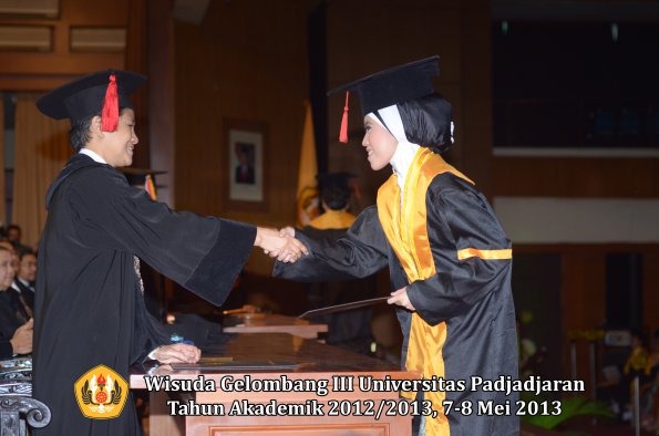 wisuda-unpad-gel-iii-ta-2012_2013-fakultas-hukum-oleh-dekan-049