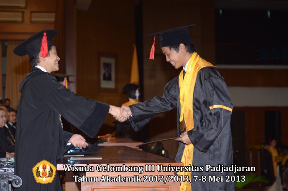 wisuda-unpad-gel-iii-ta-2012_2013-fakultas-hukum-oleh-dekan-050