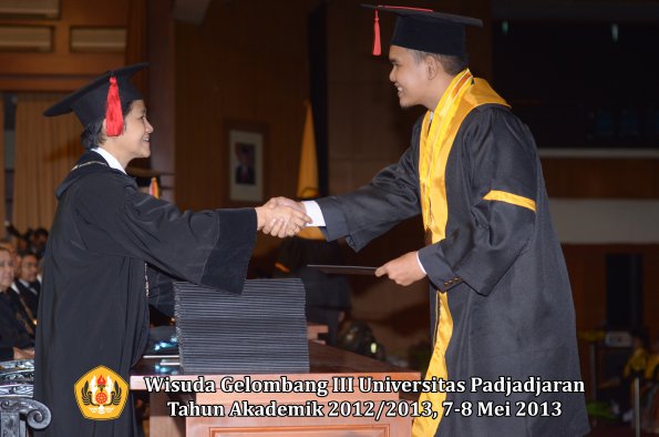 wisuda-unpad-gel-iii-ta-2012_2013-fakultas-hukum-oleh-dekan-051