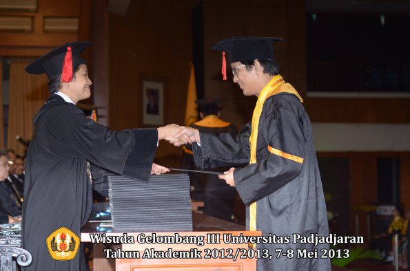 wisuda-unpad-gel-iii-ta-2012_2013-fakultas-hukum-oleh-dekan-052