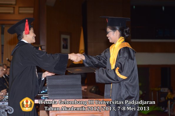 wisuda-unpad-gel-iii-ta-2012_2013-fakultas-hukum-oleh-dekan-053