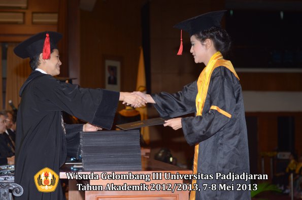 wisuda-unpad-gel-iii-ta-2012_2013-fakultas-hukum-oleh-dekan-054