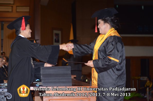 wisuda-unpad-gel-iii-ta-2012_2013-fakultas-hukum-oleh-dekan-055