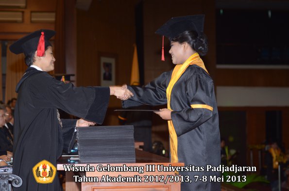 wisuda-unpad-gel-iii-ta-2012_2013-fakultas-hukum-oleh-dekan-056