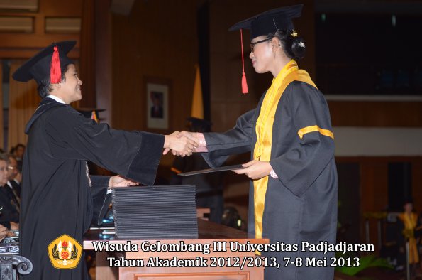 wisuda-unpad-gel-iii-ta-2012_2013-fakultas-hukum-oleh-dekan-057