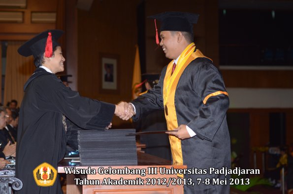 wisuda-unpad-gel-iii-ta-2012_2013-fakultas-hukum-oleh-dekan-058