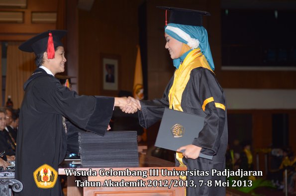 wisuda-unpad-gel-iii-ta-2012_2013-fakultas-hukum-oleh-dekan-059