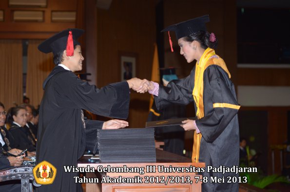 wisuda-unpad-gel-iii-ta-2012_2013-fakultas-hukum-oleh-dekan-060