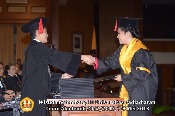 wisuda-unpad-gel-iii-ta-2012_2013-fakultas-hukum-oleh-dekan-061