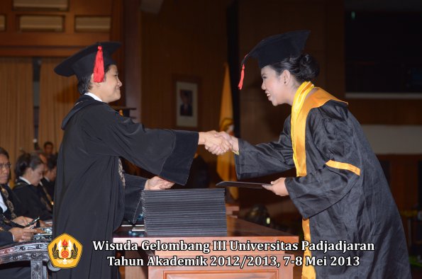 wisuda-unpad-gel-iii-ta-2012_2013-fakultas-hukum-oleh-dekan-062