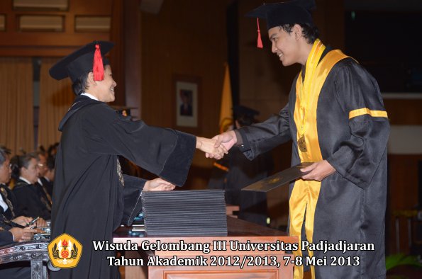 wisuda-unpad-gel-iii-ta-2012_2013-fakultas-hukum-oleh-dekan-063