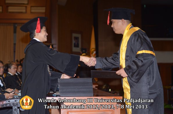 wisuda-unpad-gel-iii-ta-2012_2013-fakultas-hukum-oleh-dekan-064