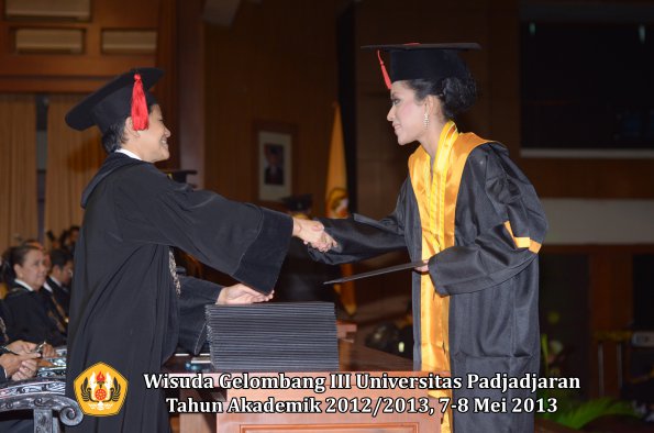 wisuda-unpad-gel-iii-ta-2012_2013-fakultas-hukum-oleh-dekan-065