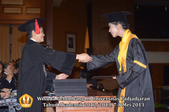 wisuda-unpad-gel-iii-ta-2012_2013-fakultas-hukum-oleh-dekan-066