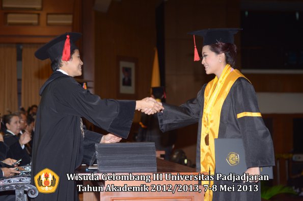 wisuda-unpad-gel-iii-ta-2012_2013-fakultas-hukum-oleh-dekan-067