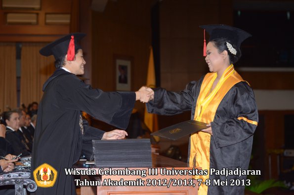 wisuda-unpad-gel-iii-ta-2012_2013-fakultas-hukum-oleh-dekan-068