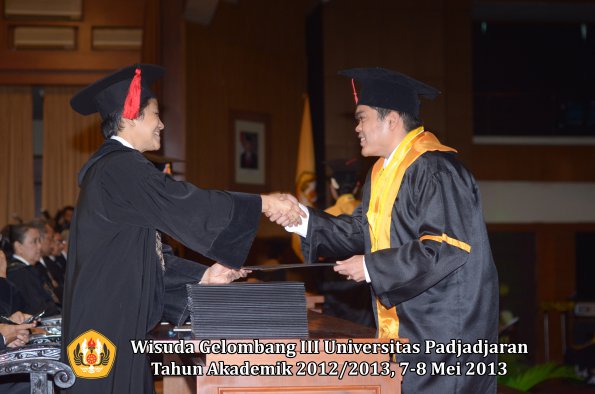 wisuda-unpad-gel-iii-ta-2012_2013-fakultas-hukum-oleh-dekan-069