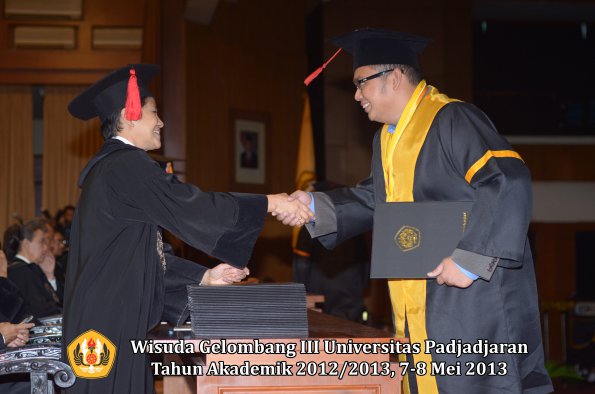 wisuda-unpad-gel-iii-ta-2012_2013-fakultas-hukum-oleh-dekan-070