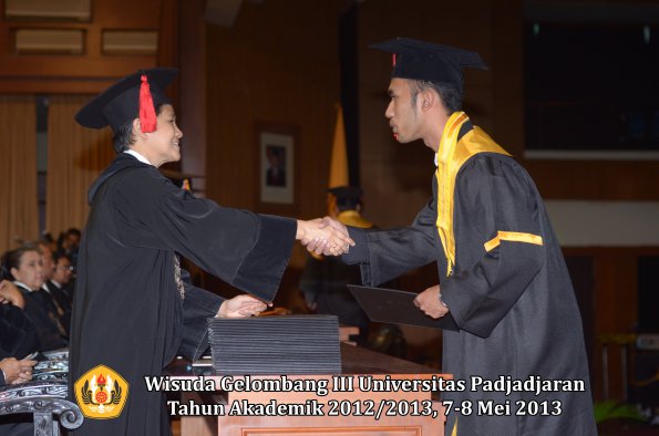 wisuda-unpad-gel-iii-ta-2012_2013-fakultas-hukum-oleh-dekan-071