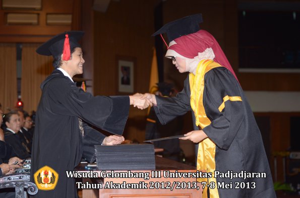 wisuda-unpad-gel-iii-ta-2012_2013-fakultas-hukum-oleh-dekan-072