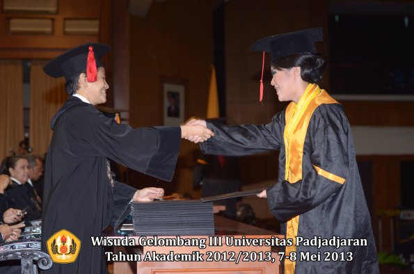 wisuda-unpad-gel-iii-ta-2012_2013-fakultas-hukum-oleh-dekan-073