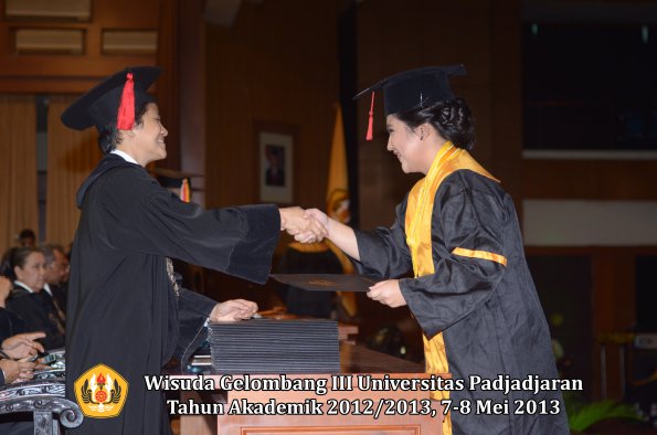 wisuda-unpad-gel-iii-ta-2012_2013-fakultas-hukum-oleh-dekan-074