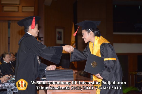 wisuda-unpad-gel-iii-ta-2012_2013-fakultas-hukum-oleh-dekan-075