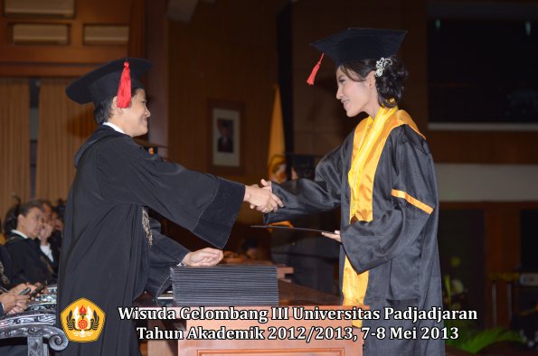 wisuda-unpad-gel-iii-ta-2012_2013-fakultas-hukum-oleh-dekan-076