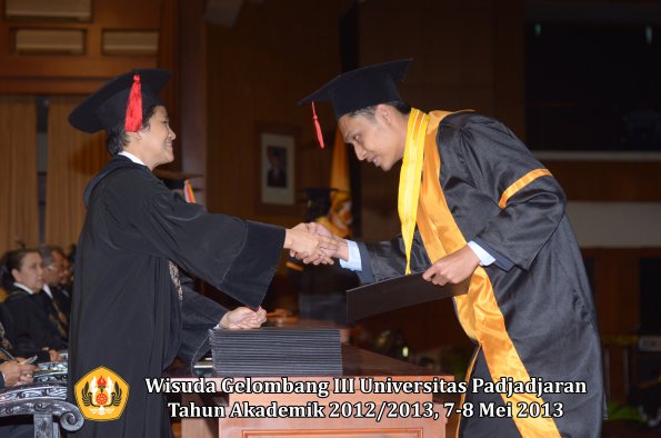 wisuda-unpad-gel-iii-ta-2012_2013-fakultas-hukum-oleh-dekan-077