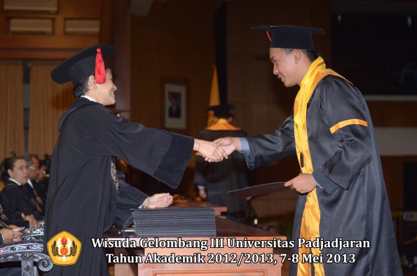 wisuda-unpad-gel-iii-ta-2012_2013-fakultas-hukum-oleh-dekan-078