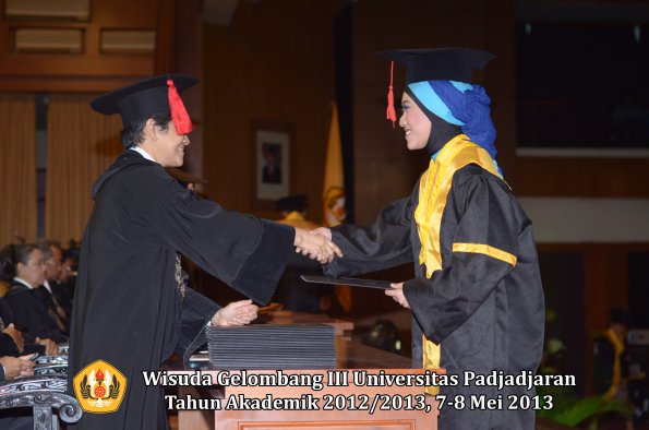 wisuda-unpad-gel-iii-ta-2012_2013-fakultas-hukum-oleh-dekan-079