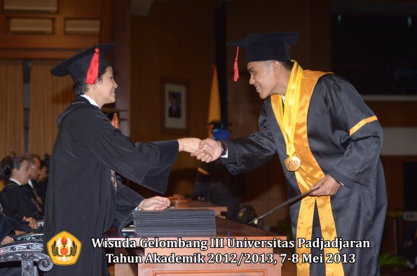 wisuda-unpad-gel-iii-ta-2012_2013-fakultas-hukum-oleh-dekan-080