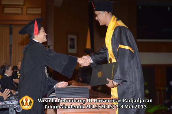 wisuda-unpad-gel-iii-ta-2012_2013-fakultas-hukum-oleh-dekan-081