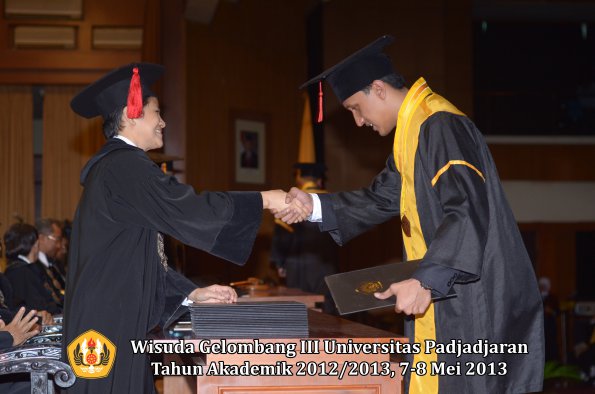 wisuda-unpad-gel-iii-ta-2012_2013-fakultas-hukum-oleh-dekan-082