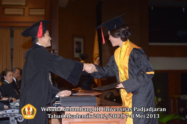 wisuda-unpad-gel-iii-ta-2012_2013-fakultas-hukum-oleh-dekan-084