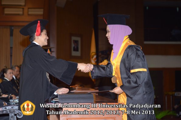 wisuda-unpad-gel-iii-ta-2012_2013-fakultas-hukum-oleh-dekan-085