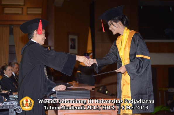 wisuda-unpad-gel-iii-ta-2012_2013-fakultas-hukum-oleh-dekan-086