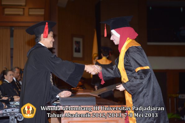 wisuda-unpad-gel-iii-ta-2012_2013-fakultas-hukum-oleh-dekan-087