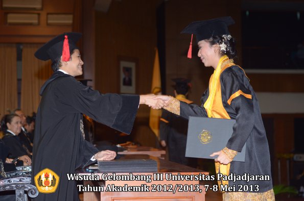 wisuda-unpad-gel-iii-ta-2012_2013-fakultas-hukum-oleh-dekan-089