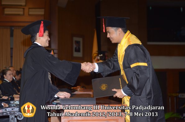 wisuda-unpad-gel-iii-ta-2012_2013-fakultas-hukum-oleh-dekan-090