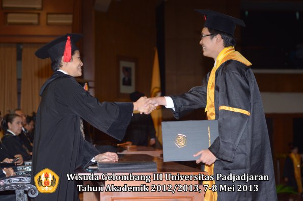 wisuda-unpad-gel-iii-ta-2012_2013-fakultas-hukum-oleh-dekan-091