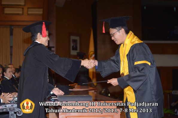 wisuda-unpad-gel-iii-ta-2012_2013-fakultas-hukum-oleh-dekan-092