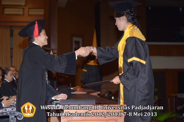 wisuda-unpad-gel-iii-ta-2012_2013-fakultas-hukum-oleh-dekan-093