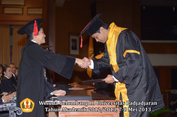 wisuda-unpad-gel-iii-ta-2012_2013-fakultas-hukum-oleh-dekan-094