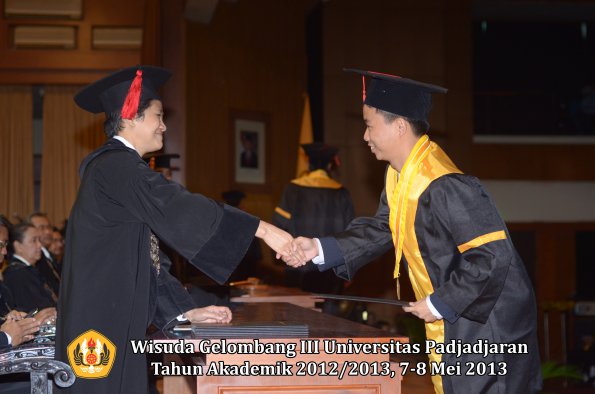 wisuda-unpad-gel-iii-ta-2012_2013-fakultas-hukum-oleh-dekan-095