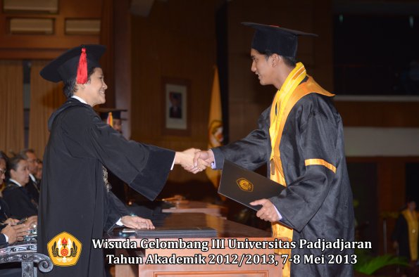 wisuda-unpad-gel-iii-ta-2012_2013-fakultas-hukum-oleh-dekan-096