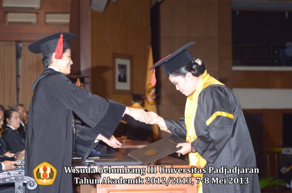 wisuda-unpad-gel-iii-ta-2012_2013-fakultas-hukum-oleh-dekan-098