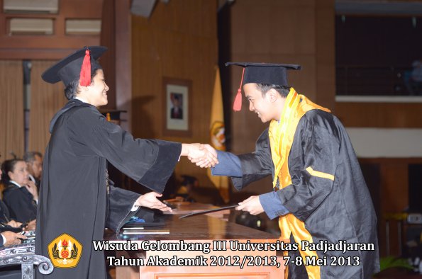 wisuda-unpad-gel-iii-ta-2012_2013-fakultas-hukum-oleh-dekan-100