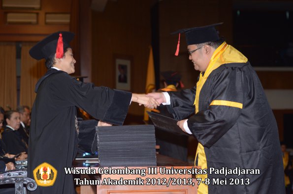 wisuda-unpad-gel-iii-ta-2012_2013-fakultas-hukum-oleh-dekan-102